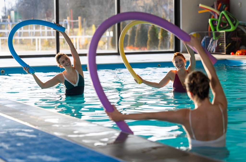 Aquagym avec frites et accessoires colorés